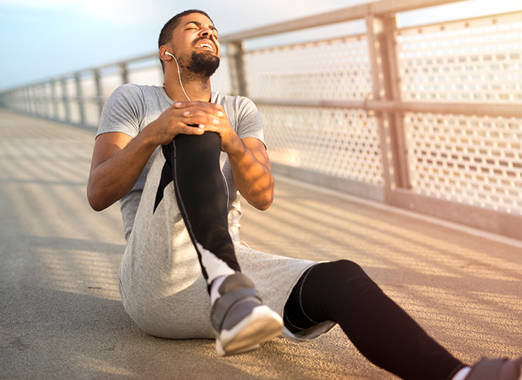 Sentir dolor en la rodilla después de una larga caminata, al subir escaleras o durante la rutina de ejercicio se ha vuelto cada vez más común en adultos jóvenes. Pero… ¿es normal o es una señal de alerta?